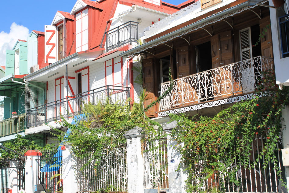 Facades fleuries et colorées d'une rue de Pointe-à-Pitre (Photo WKTL-AGENCY, Avril 2015)