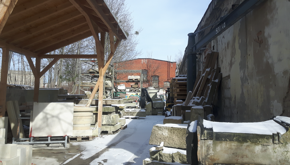 Steinmetz Werkstatt im Winter, auf den Rohplatten liegt Schnee