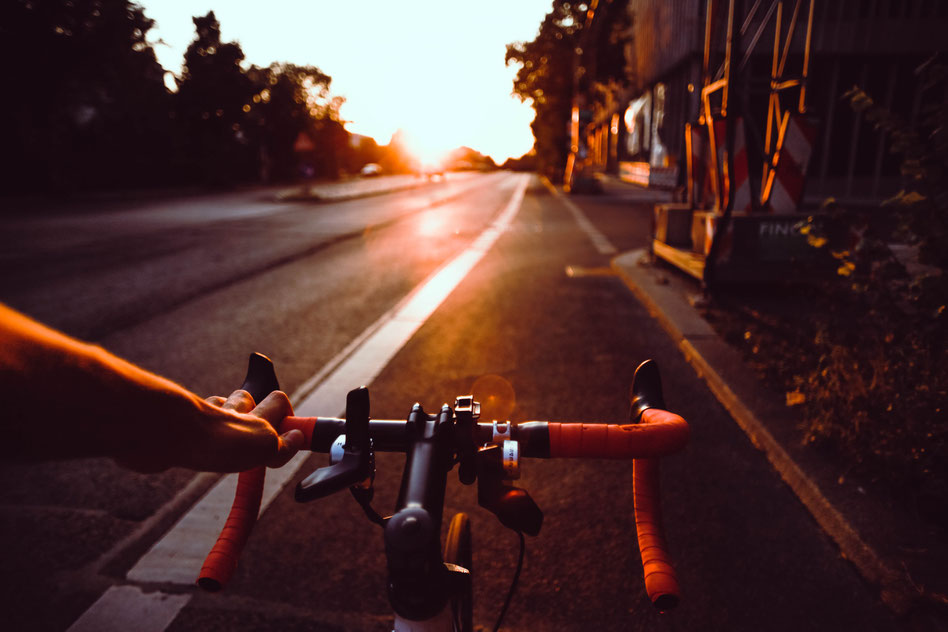 Fahrrad bei Sonnenaufgang auf der Straße