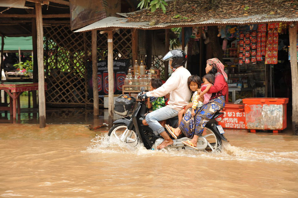 カンボジアの家族は大抵原チャリ5人乗り。水の中を走ってバイク壊れないのかな？