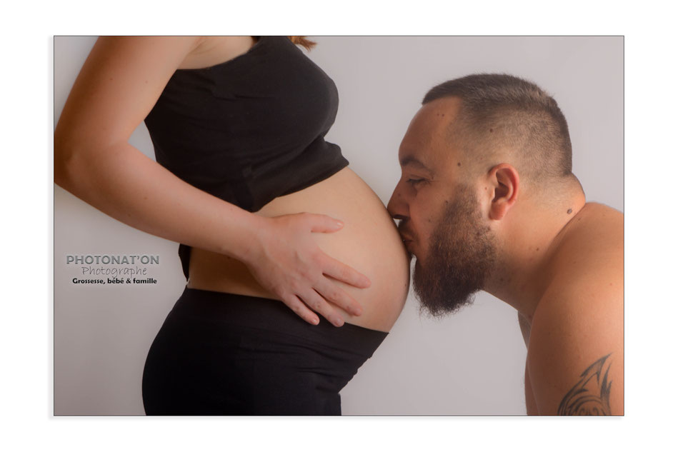 Séance grossesse en studio, les futures mamans sont ravies d'immortaliser ce moment si long et si court à la fois, papa se prête finalement toujours au jeu pour mon plus grand plaisir, Photonat'On photographe à Lucq de Béarn.