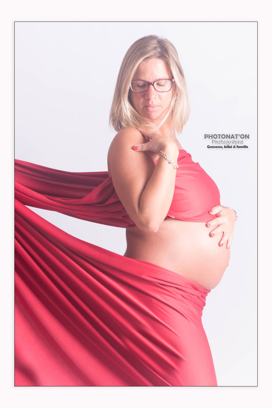Séance grossesse en studio, les futures mamans sont ravies d'immortaliser ce moment si long et si court à la fois, papa se prête finalement toujours au jeu pour mon plus grand plaisir, Photonat'On photographe à Lucq de Béarn.