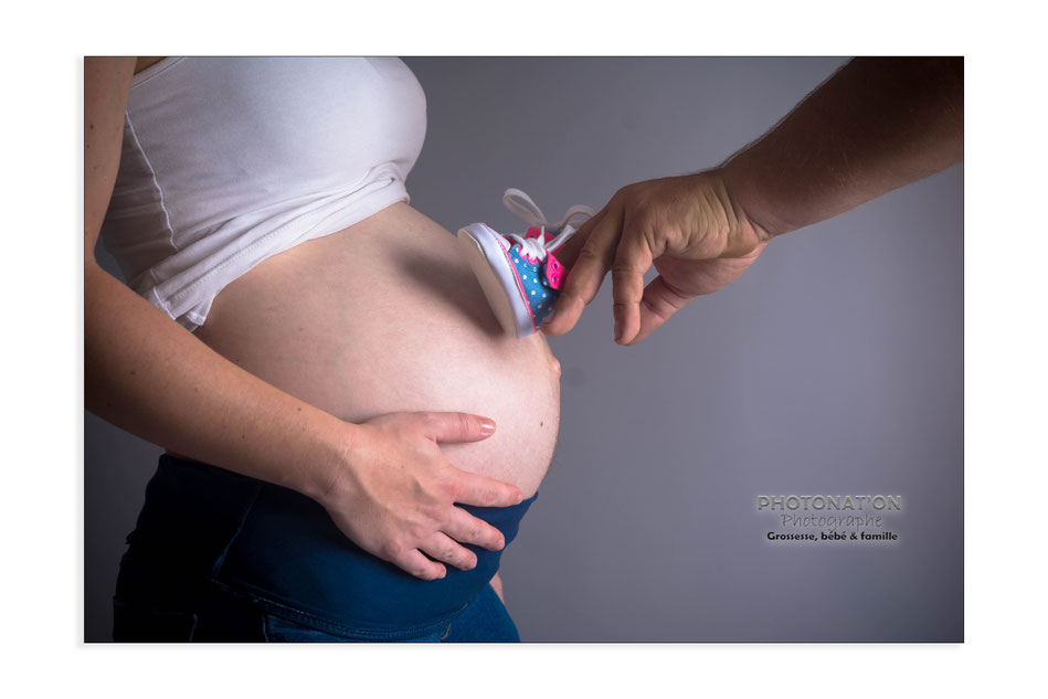 Séance grossesse en studio, les futures mamans sont ravies d'immortaliser ce moment si long et si court à la fois, papa se prête finalement toujours au jeu pour mon plus grand plaisir, Photonat'On photographe à Lucq de Béarn.