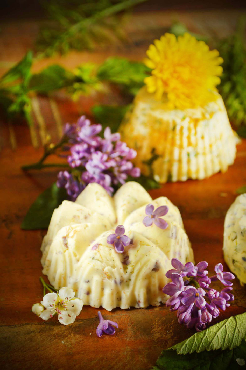 Kräuter, Wildkräuter, Butter, Kräuterbutter, Wildkräuter verarbeiten, geformte Butter, Blüten, Blütenbutter, Frühling, Sommer, selbermachen, Buttermodel, diy, Kräuter sammeln