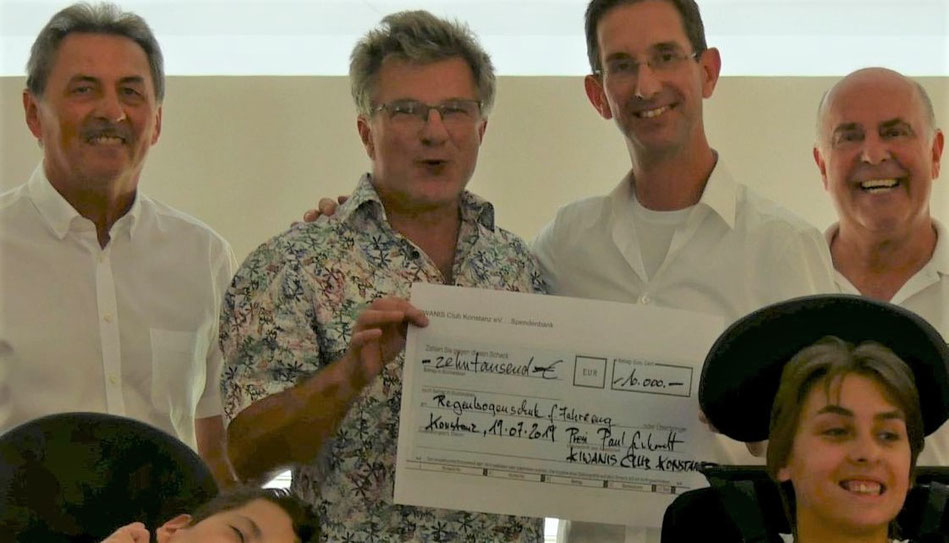 Kiwanis-Club Konstanz , Scheckübergabe  10.000 €  an die Regenbogenschule für die Anschaffung eines  behindertengerechten Busses.