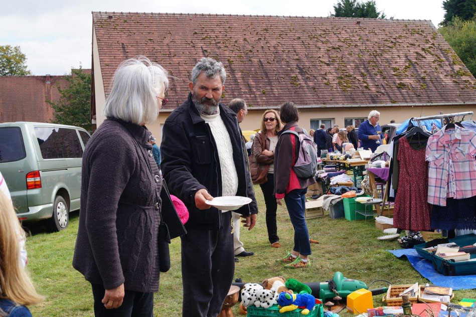 La brocante de Condé-en-Brie a trouvé ses marques dans le parc de la mairie.