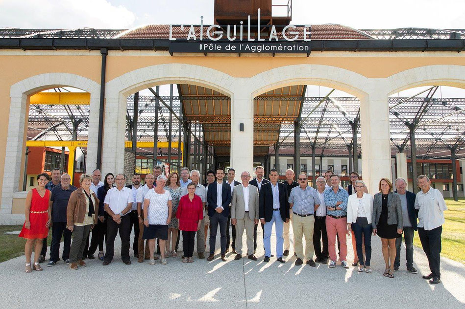 Le bureau communautaire devant l’Aiguillage, siège de l’agglomération, samedi 11 juillet.