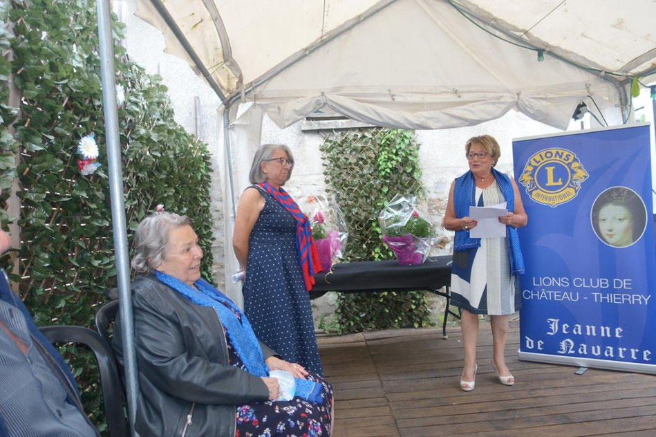 Marie-Claude Brême (foulard bleu et rouge) assure désormais la présidence du Lions Club Jeanne de Navarre.