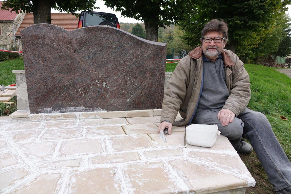 La commune de Monthurel aura son propre monument aux morts d'ici le 11 novembre prochain. A l'initiative du projet, Didier Simon termine les derniers aménagements avec l'aide de l'employé communal. 