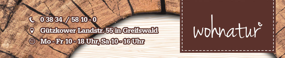 Header mit den Kontaktdaten und dem Logo. Im Hintergrund eine Baumscheibe