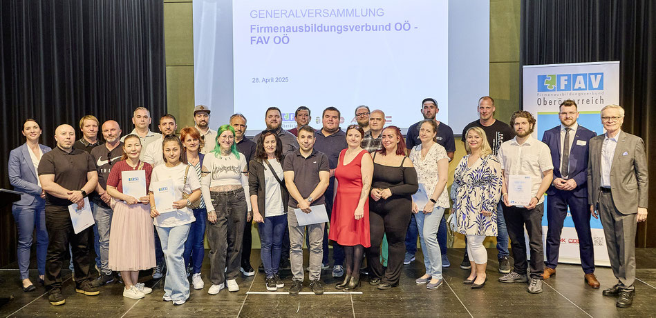 Gruppenfoto mit „Du kannst was“-Absolvent:innen und Vertreter:innen von FAV OÖ, AK OÖ und WK OÖ auf der Bühne