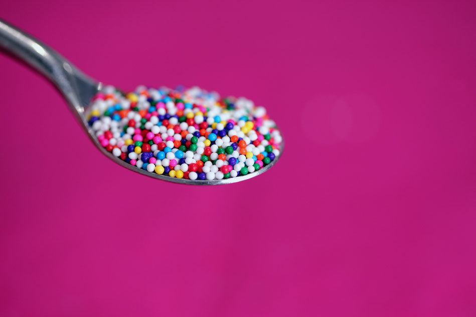 Buntes Mikroplastik auf Löffel