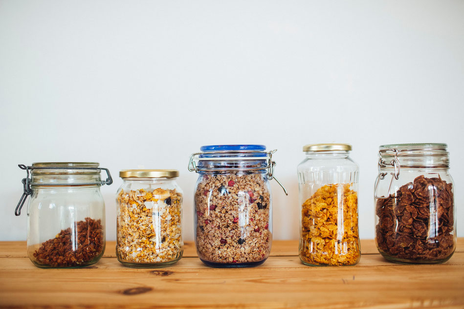 Verschiedene Cornflakes- und Müslisorten in Einmachgläsern