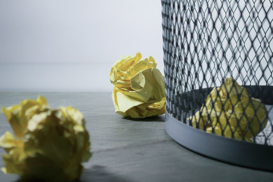 Papierkorb mit Papierbällen im Büro