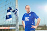 Tom Kleine mit BCFC-Trikot an einem Torpfosten