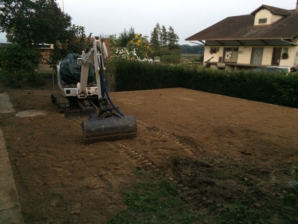 Stützmauer erstellen mit Winkelplatten und Terrain anpassen (Brüttelen)