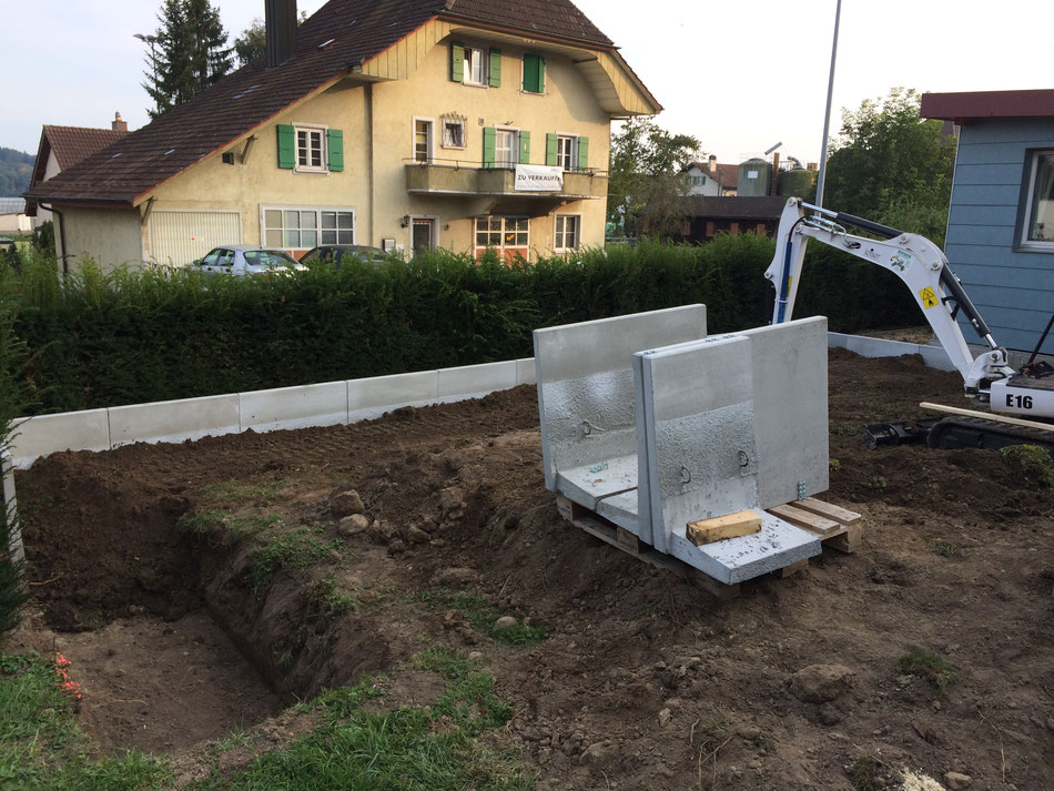 Stützmauer erstellen mit Winkelplatten und Terrain anpassung (Brüttelen)