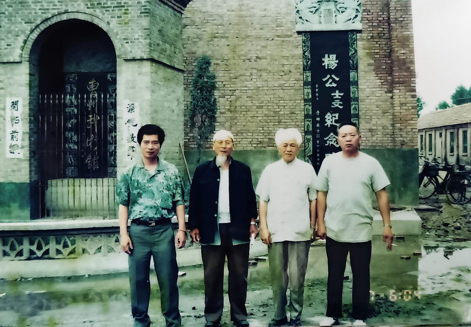 Zhang Wuchen (the third from left) and Cui Wenqin (the second from Left)  near the tombstone of Yang Shiwen