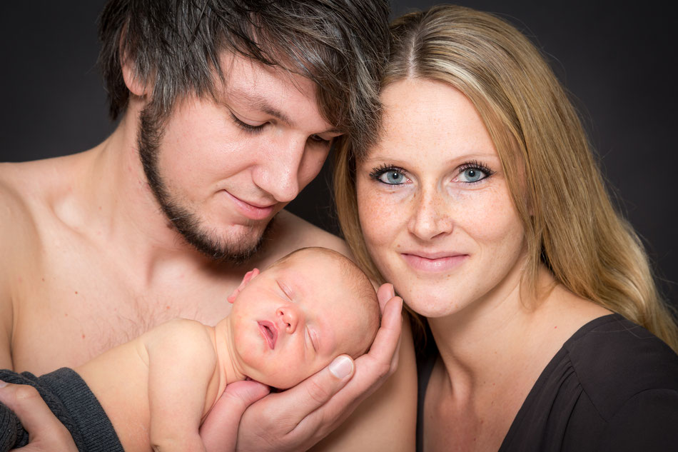 Babyfotograf Ahrensburg,  Babyfotos und Babyfotografie Ahrensburg, Neugeborenenshooting Ahrensburg professionelle Babybilder.