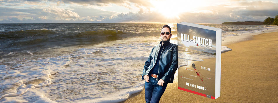 Panorama-Foto am Strand: Dennis Bober lehnt neben dem Buch KILL-SWITCH – Mord im System, Ostsee-Atmosphäre.