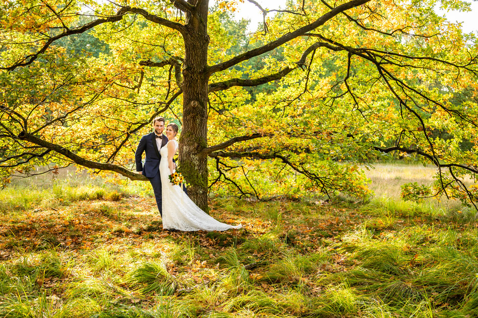 Hochzeit im Herbst, Hochzeitsfotos im Hebst im Park bei Itzehoe von Dennis Bober.