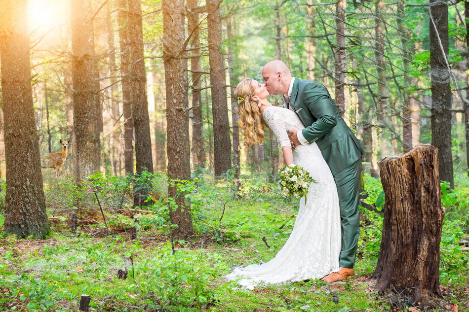 Hochzeitsfoto im Wald.