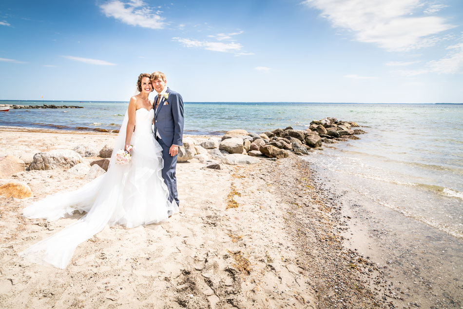 Hochzeitsfotograf Malente Dennis Bober mit Brautpaar am See in Malente.