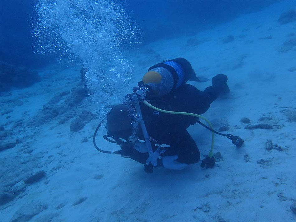 空気を吸って浮いてきたらこんどはゆっくり空気を吐きます。すると体が沈んできます。これが肺での中性浮力のコントロールです