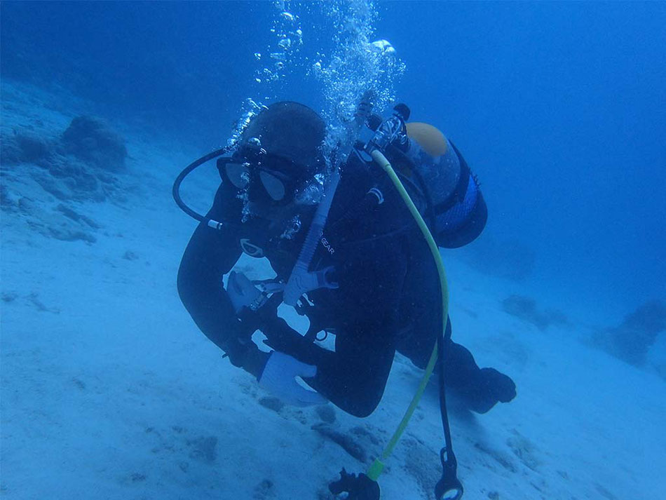 ゆーくり大きな呼吸で空気を吸います。時間差はありますがだんだん浮いてきます。