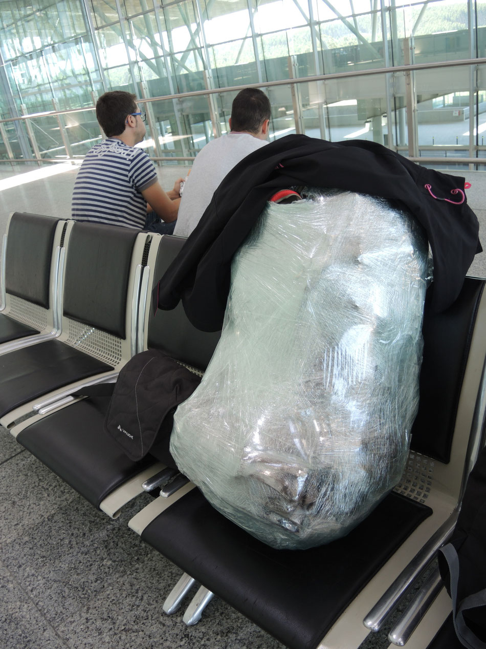 Mein Rucksack in Srumpffolie bereit zum einchecken.