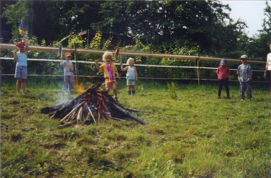 Johanni-Reigen und Johanni-Feuer am Johanni-Fest