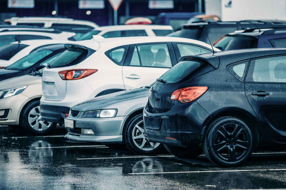Parken an Flughäfen- Autos im Regen