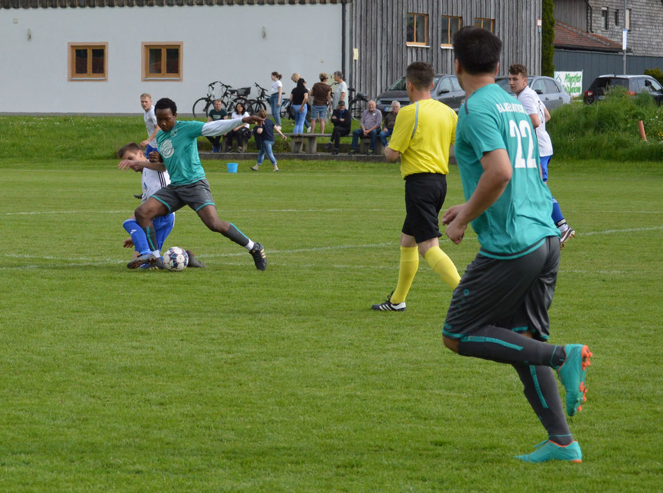 Torschütze Alie Korma am Ball