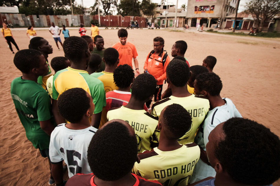 Tom Mooser und Bernard Payet (in orange) im Kreis des Good Hope FC in Mombasa Tom Mooser und Bernard Payet (in orange) im Kreis des Good Hope FC in Mombasa