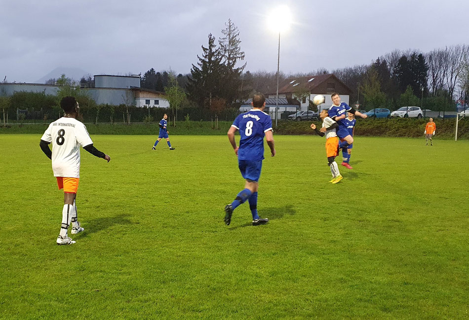 Shams Sultani beim Kopfballduell, beobachtet von Rashiid Mohamed links