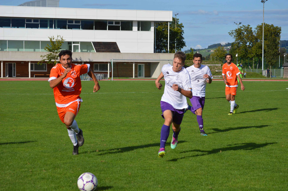 Offensivmann Shams Sultani (links) im Laufduell