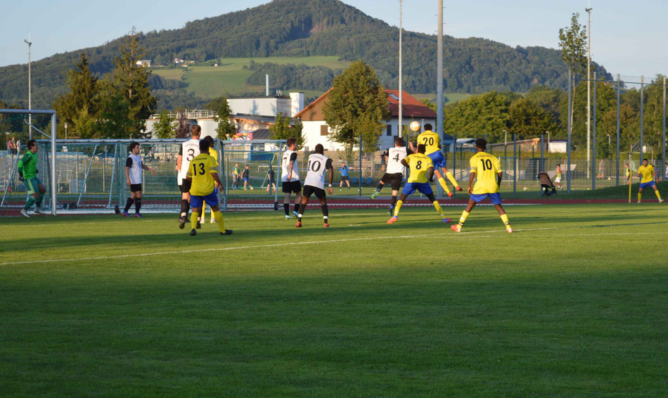 Thomas Mooser beim Kopfballduell nach Ecke