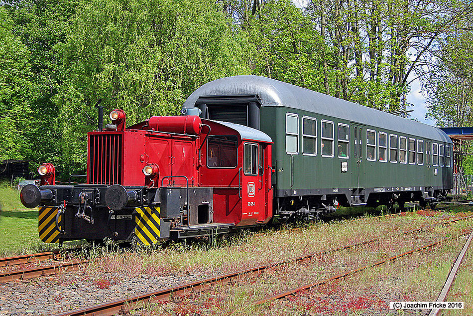 Während des zweistündigen Aufenthalts in Klein Mahner wurde einer der Waggons des Zuges für eine Fahrt nach Werlaburgdorf und zurück genutzt. Zuglok der Garnitur war die 323 479-6 (Henschel 1933/22199) der Dampflok-Gemeinschaft e.V.