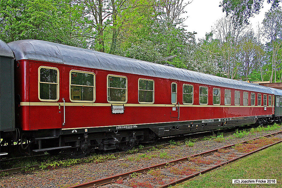 Ein besonderer Exot im Zug war der Speisewagen D-EFSK 56 80 88-40 061-5 WRm. Der Wagen entstand 1955 bei der Firma Talbot in Aachen und wurde für US Army gebaut. Später übernahm ihn die Britische Rheinarmee.