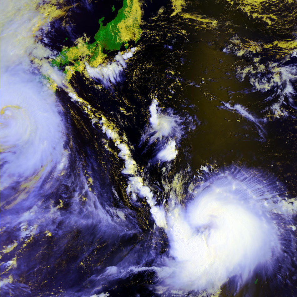 2020/9/2 09:19JST WeatherSatellite Metop-B HRPT Typhoon MAYSAK (Left) & ELEVEN(Right)  台風9号（左）　危険な台風10号（右）
