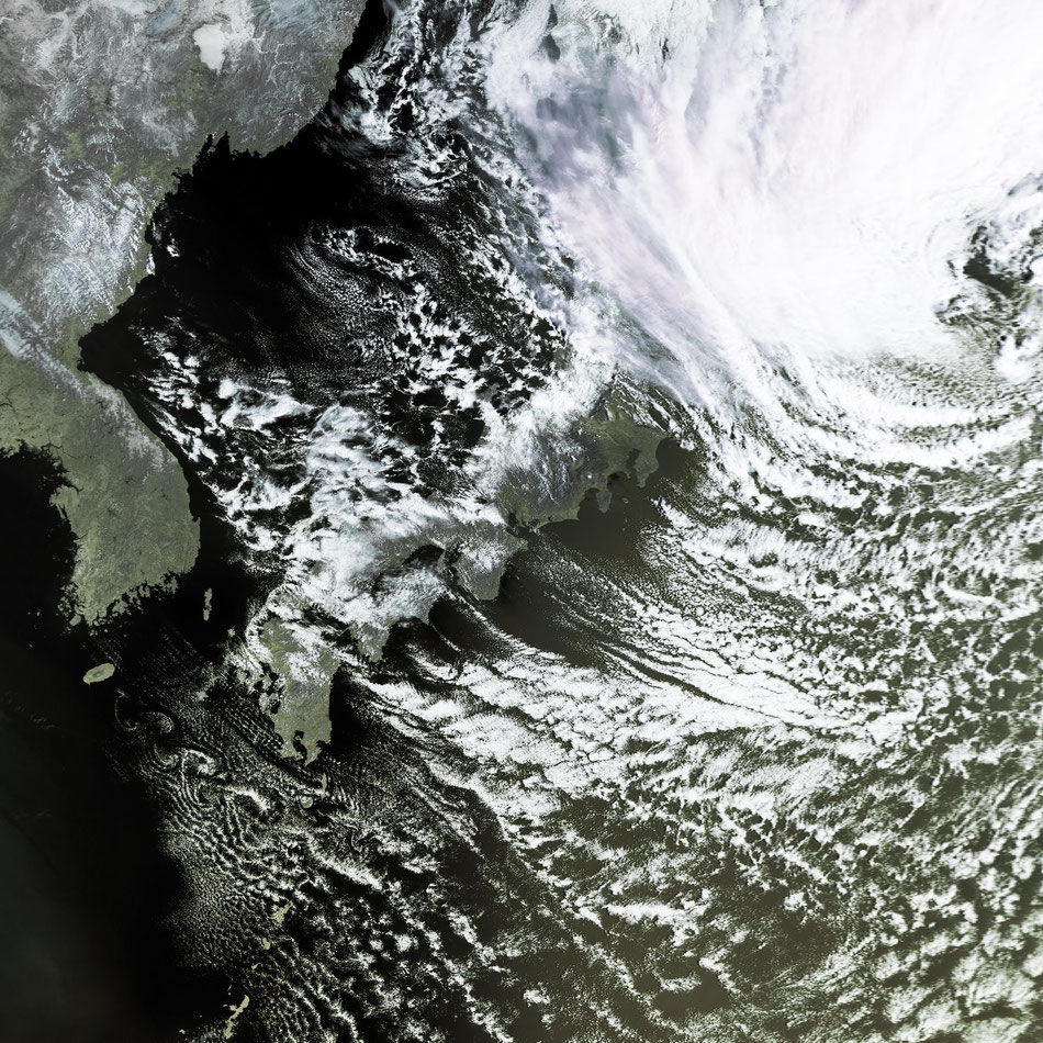 2024/03/21 09:34JST NOAA-19 HRPT  寒気を伴った低気圧が日本列島を通過し、冬型になった。　済州島の風下にカルマン渦列ができた