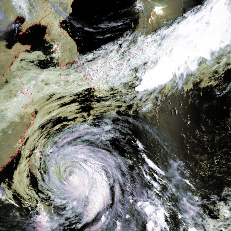 2023/5/31 08:54JST NOAA19 HRPT Faise Color 　台風は一時の勢いから少し弱まってゆっくりと北西に進む