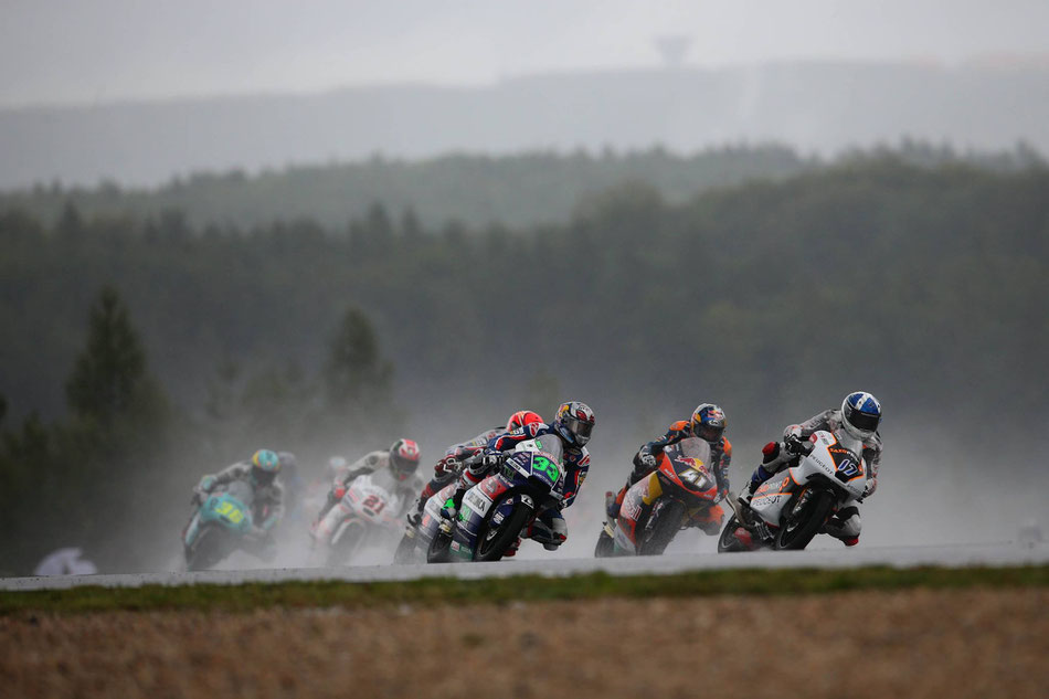 John McPhee gewinnt in Brünn 2016 sein erstes Moto3 Rennen für Peugeot Saxoprint.