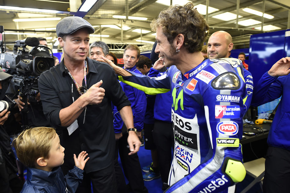 Da brannte für einen Tag mal richtig die Hütte in der MotoGP. Brad Pitt beim Besuch von Valentino Rossi in dessen Box 2015 in Silverstone.