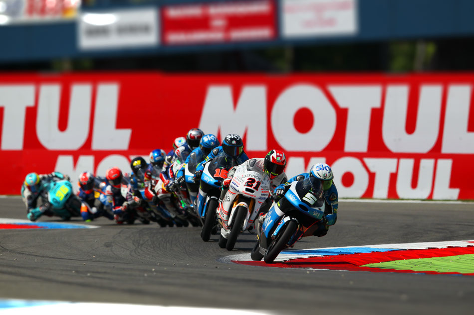 Die letzte Kurve eines Moto3 Rennens. Sehen wir hier vorne wirklich schon den Sieger? Sicher ist das in dieser Klasse nicht.