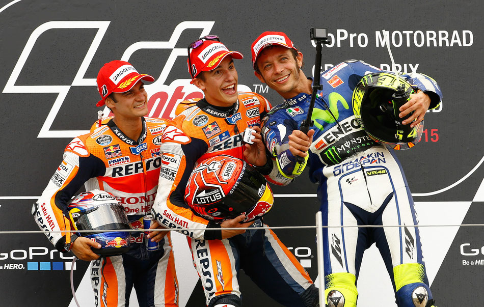 Ein Bild ohne Valentino Rossi bei einer Siegerehrung 2015 in der MotoGP? Fast unmöglich.