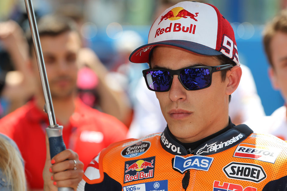 Volle Konzentration vor dem Start eines MotoGP Rennens: Marc Marquez