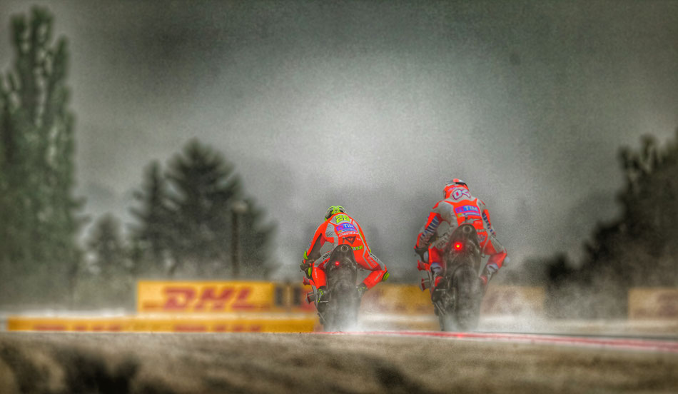 Fahren 2016 bislang ziemlich hinterher: Die Ducati mit Andrea Iannone und Andrea Dovizioso.