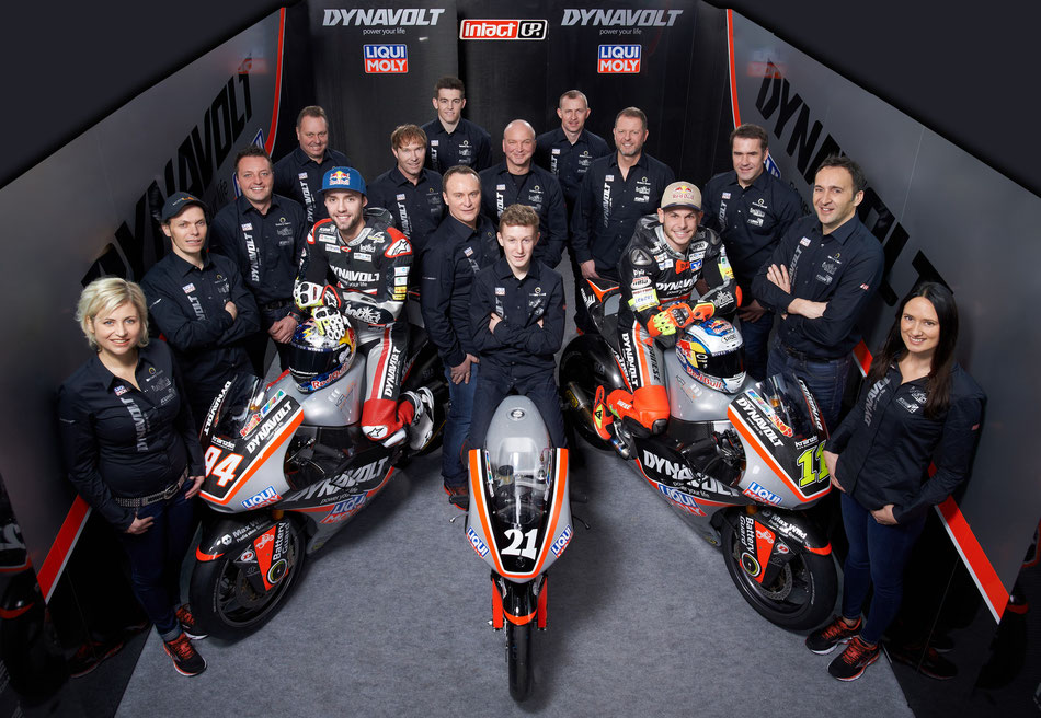 Das Dynavolt IntactGP Team mit den Fahrern Jonas Folger, Sandro Cortese und Matthias Meggle bei der Präsentation für 2016
