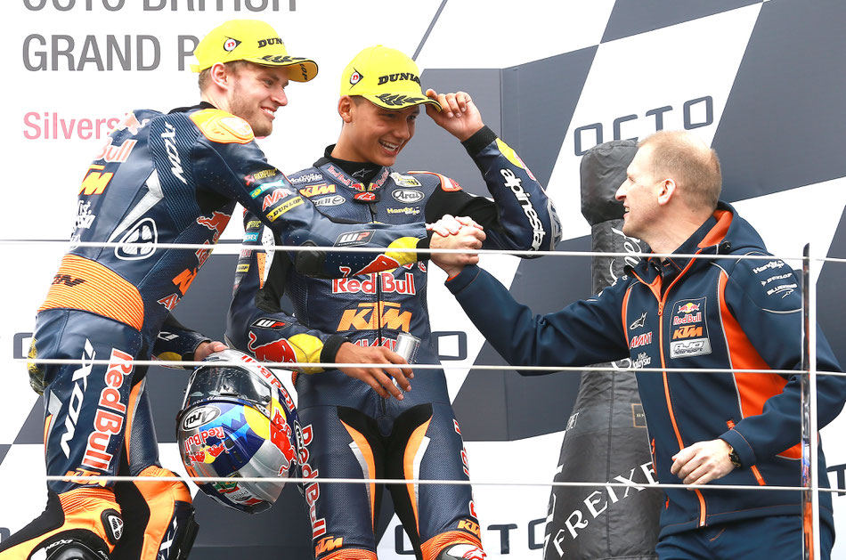So sehen Sieger aus. Brad Binder feiert mit Teamkollege Bo Bendsneyder und "Boss" Aki Ajo den Moto3 Erfolg in Silverstone.